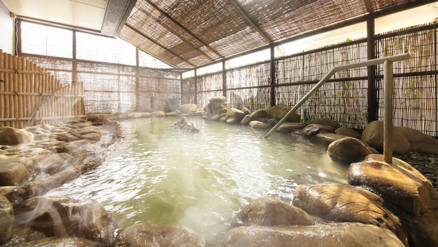 竹垣に囲まれた落ち着きある露天風呂。岩に囲まれた湯船からは湯けむりが立ち上り、静かな空間で心も体も癒される贅沢な温泉体験。｜犬と泊まれる北海道の宿｜源泉至近の温泉が自慢｜ゆとりろ洞爺湖