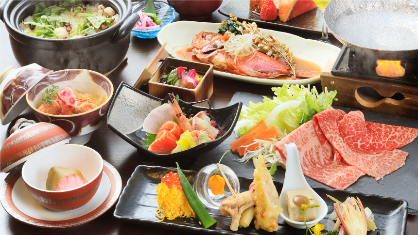 新鮮な海の幸や地元の旬野菜を使った彩り豊かな会席料理。刺身、煮魚、すき焼きなど贅沢な品々が並び、旅の夜を華やかに彩る。｜犬と泊まれる北海道の宿｜源泉至近の温泉が自慢｜ゆとりろ洞爺湖