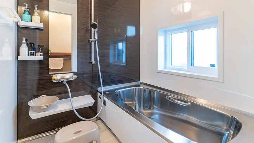 Solana鴨川の清潔感あるユニットバス。愛犬と泊まれる宿でも快適なバスタイムを実現