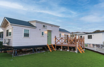 千葉・鴨川にある愛犬と泊まれるトレーラーハウス「Solana鴨川」の外観と専用ドッグラン