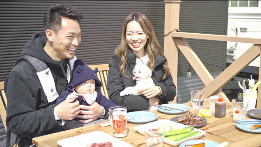 Solana鴨川のウッドデッキで愛犬と一緒にBBQを楽しむ家族連れの風景