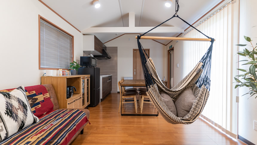 Solana鴨川のリビングルーム。ハンモックやダイニング付きで愛犬とくつろげる室内空間