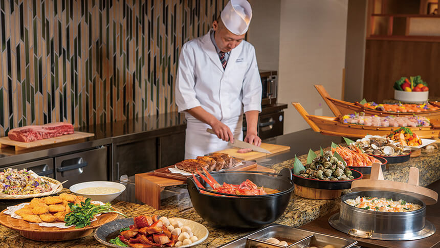 料理人が目の前で調理してくれる約60種類の和洋ビュッフェのご夕食をご用意しております。（愛犬同伴不可）｜犬と泊まれる千葉県鴨川の宿｜海のリゾート地らしい開放感と和のおもてなしを感じられる空間｜亀の井ホテル鴨川