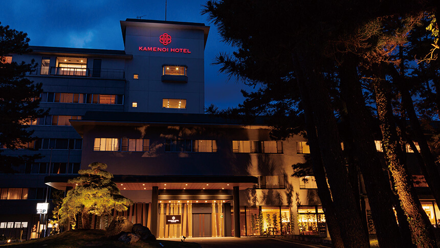 ライトアップされた亀の井ホテル鴨川の外観。日頃の喧騒を忘れて優雅に過ごせそうな雰囲気です。｜犬と泊まれる千葉県鴨川の宿｜海のリゾート地らしい開放感と和のおもてなしを感じられる空間｜亀の井ホテル鴨川