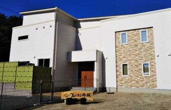 あにまる御殿の外観。白を基調としたモダンな建物でペット同伴宿泊が可能
