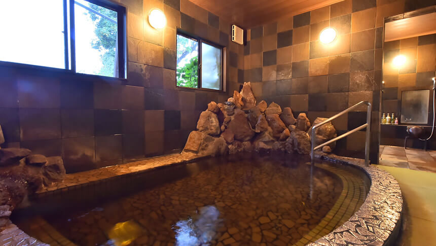 戸狩温泉・お宿本屋敷の岩風呂付き内湯でゆったり温泉時間