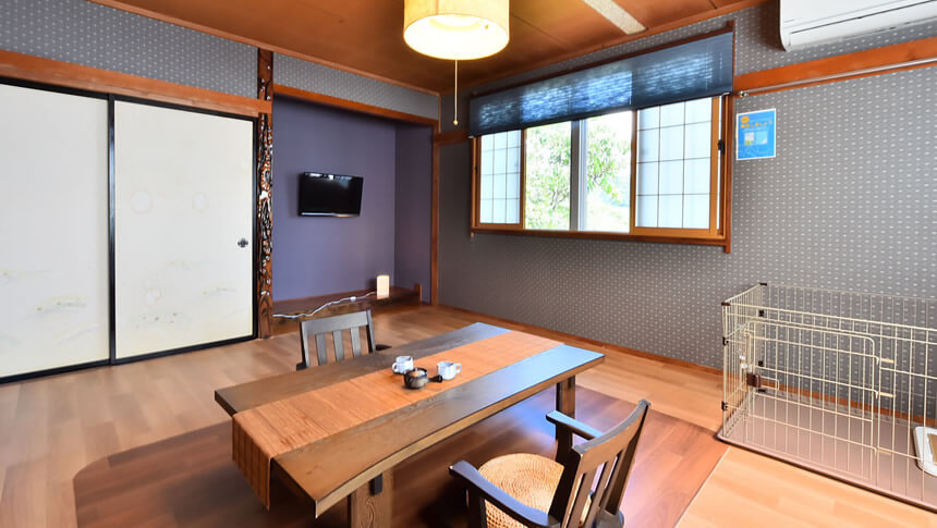 犬と泊まれる長野県・お宿本屋敷のペット対応和室客室とケージ完備の室内