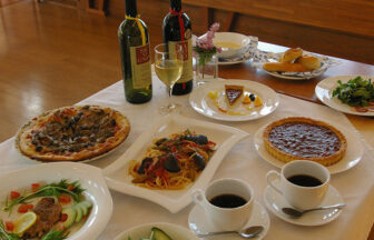 福島県のペンションフェリチェでは、自家製ピザやパスタ、旬の素材を使った前菜、手作りタルトなど彩り豊かなイタリアンディナーが楽しめます。ワインとともに味わえるコース仕立ての食事は、旅の時間をより特別にしてくれる人気のポイントです。