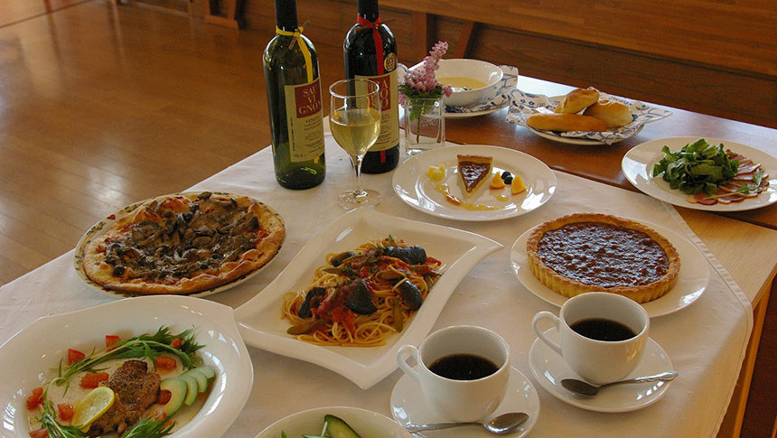 福島県のペンションフェリチェでは、自家製ピザやパスタ、旬の素材を使った前菜、手作りタルトなど彩り豊かなイタリアンディナーが楽しめます。ワインとともに味わえるコース仕立ての食事は、旅の時間をより特別にしてくれる人気のポイントです。