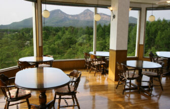 磐梯山を一望できる絶景ダイニング　裏磐梯の犬と泊まれる宿「丘の上のペンション ぐ〜たらパパ」