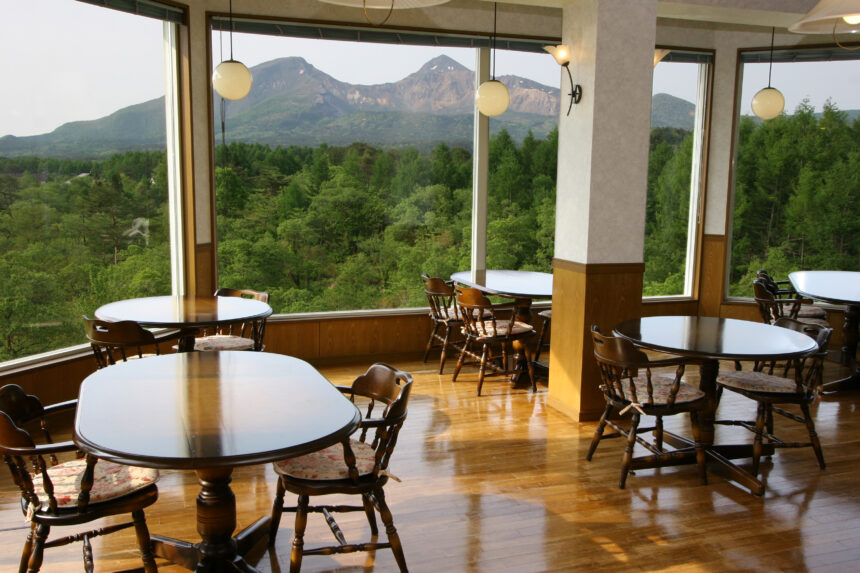 磐梯山を一望できる絶景ダイニング　裏磐梯の犬と泊まれる宿「丘の上のペンション ぐ〜たらパパ」