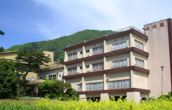 新潟・瀬波温泉のペットと泊まれる宿「上州苑」。 愛犬・愛猫と一緒に温泉と海の幸を楽しむ癒しのひとときを。