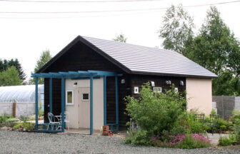 富良野の自然を満喫！愛犬と泊まれるコテージ「花七曜」。ドッグランやお花の庭でのんびり過ごせる、富良野の癒し宿。