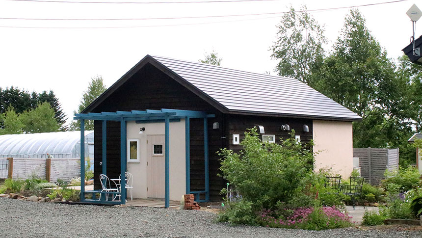 富良野の自然を満喫！愛犬と泊まれるコテージ「花七曜」。ドッグランやお花の庭でのんびり過ごせる、富良野の癒し宿。