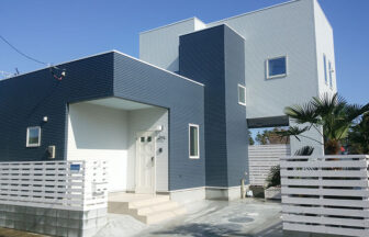 千葉・九十九里の海近くにある「PFリゾート・ポルト」は、愛犬と泊まれるスタイリッシュな一棟貸しコテージ。 プライベートドッグラン付きで、海辺のリゾートステイを満喫できます。