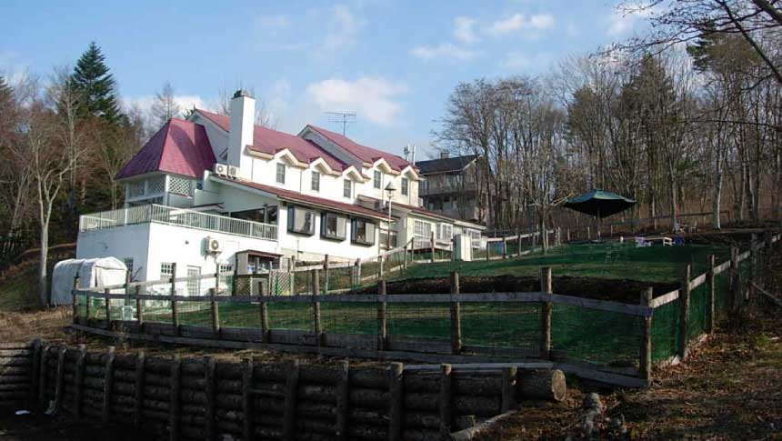 山中湖の高台に建つペンション＆ドッグラン パピヨンの森と専用ドッグランの全景