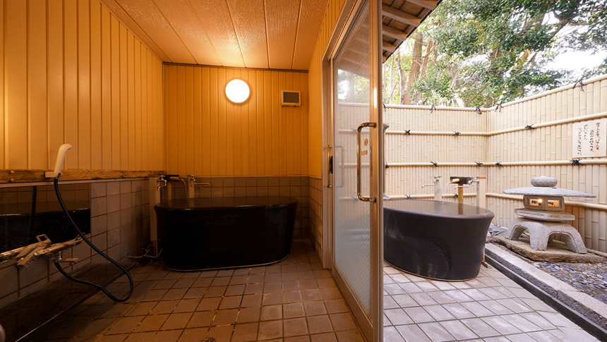 大江戸温泉物語わんわんリゾート粟津の犬と一緒に入れる貸切露天風呂