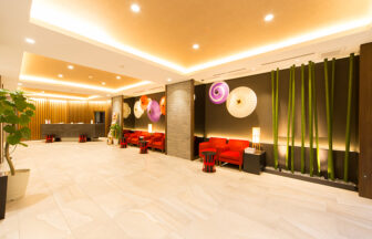 ホテルイルヴェルデ京都の和風ロビー空間｜京都らしい装飾と愛犬との特別な時間を演出