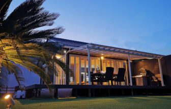 館山のペットと泊まれる貸別荘「オーシャンリゾート館山」のガーデン付きウッドデッキとBBQエリア