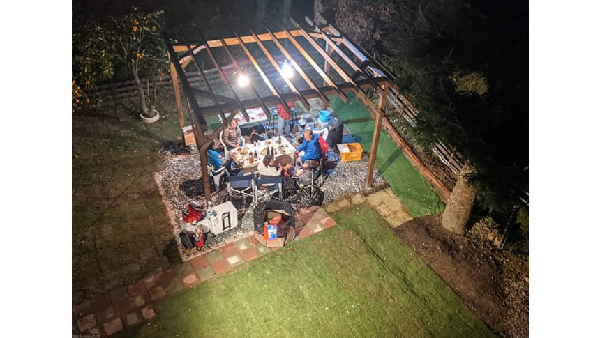 兵庫・ザ・ジャスミンクリークのBBQスペースで愛犬と楽しむ夕食風景