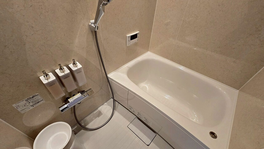 TIZ RESERVE EJIRIの清潔感あるバスルーム・ペットと泊まれる南あわじの宿