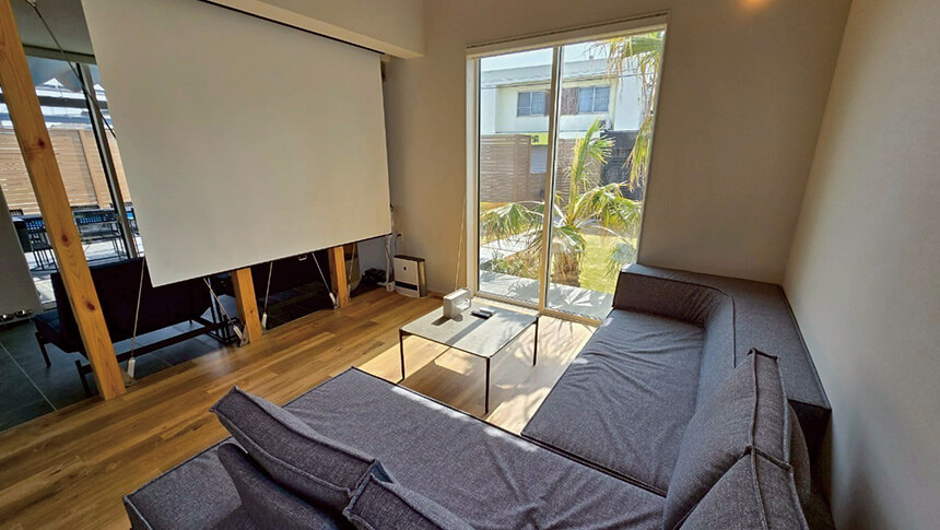 プロジェクター完備のリビングルーム・TIZ RESERVE EJIRIでペットとくつろぐ貸別荘