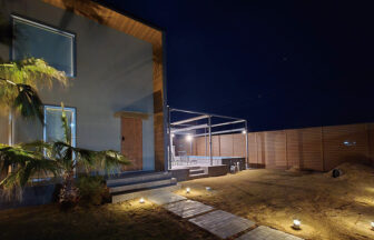 夜のライトアップが美しいTIZ RESERVE EJIRIの外観・南あわじのペットと泊まれる宿