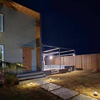 夜のライトアップが美しいTIZ RESERVE EJIRIの外観・南あわじのペットと泊まれる宿