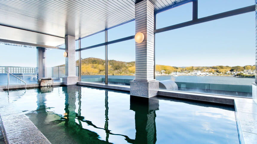 浜名湖を望む浜名湖わんわんパラダイスホテルの大浴場|静岡県の犬と泊まれる温泉宿