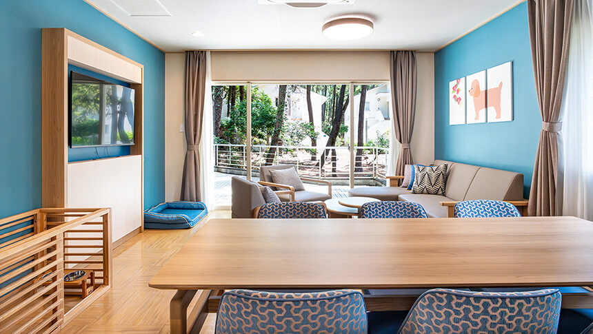 大きな窓から松林を眺められるシーガイア・フォレスト・コテージのペット同伴可客室。自然と一体感のある空間