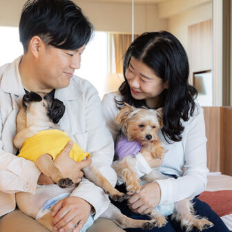 ホテルニューアカオの客室で愛犬とくつろぐ宿泊者 静岡県熱海市の犬と泊まれる温泉宿