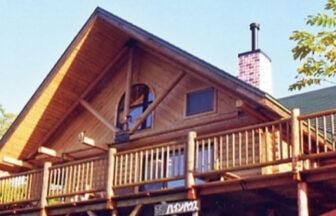 北海道朝里川温泉の犬と泊まれるペンション、ログペンション パインハウスの外観