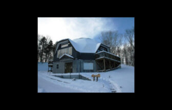 雪の中の釧路湿原とうろの宿。外観の写真。北海道釧路湿原の犬と泊まれるペンション
