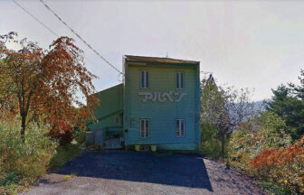 山形県米沢スキー場の犬と泊まれるペンション「ペンションアルペン」の外観