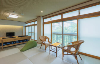 穴原温泉　ペットと泊まれる宿　おきな旅館。　ペット連れに最適な和室20畳＋ベッドルーム　福島県飯坂温泉