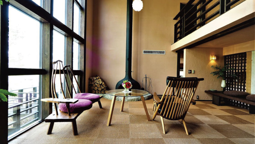 大きな窓から光が差し込むゲストハウス サンディーズのロビー。愛犬と寛げる暖炉のある空間