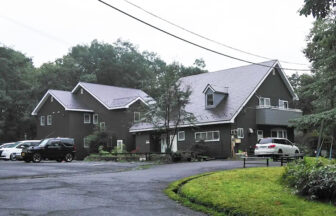 栃木県日光霧降高原にある「犬と遊べるペンション　ありの塔」人里離れた死すかな森の中に佇むカナダ産の建物