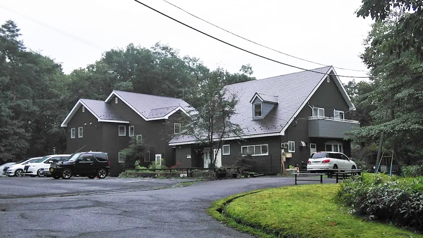 栃木県日光霧降高原にある「犬と遊べるペンション　ありの塔」人里離れた死すかな森の中に佇むカナダ産の建物