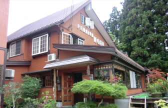 新潟県・湯沢にある犬と泊まれる宿。森の中に佇む、温かみのある木造のペンション「NOAH（ノア）」。美しい日本の盆栽や季節の草花が出迎えてくれる、安らぎの宿。