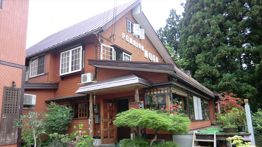 新潟県・湯沢にある犬と泊まれる宿。森の中に佇む、温かみのある木造のペンション「NOAH（ノア）」。美しい日本の盆栽や季節の草花が出迎えてくれる、安らぎの宿。