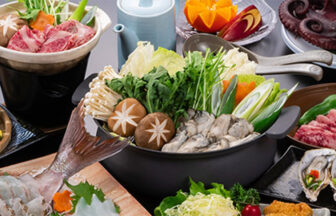 愛知県・南知多の犬と泊まれる宿「篠島 南風（なんぷう）」｜牡蠣鍋を主役に、新鮮な鯛のお造りや黒毛和牛の陶板焼き、生牡蠣、タコ料理などが並ぶ豪華な会席料理全景