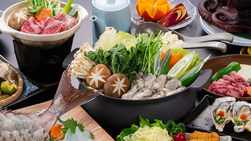 愛知県・南知多の犬と泊まれる宿「篠島 南風（なんぷう）」｜牡蠣鍋を主役に、新鮮な鯛のお造りや黒毛和牛の陶板焼き、生牡蠣、タコ料理などが並ぶ豪華な会席料理全景