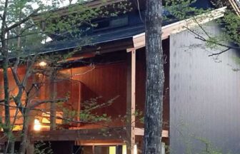 岐阜県郡上市、オートキャンプ場N.A.O.わんこパラダイスの森の中に佇む木造コテージの夜景外観