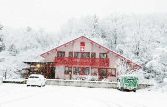 雪が積もった滋賀県マキノの「ペンション奥琵琶湖マキノ」の外観