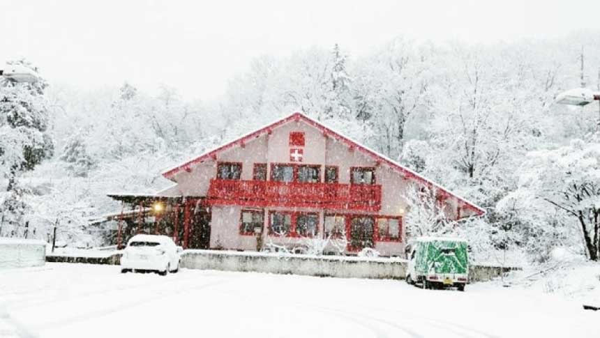 雪が積もった滋賀県マキノの「ペンション奥琵琶湖マキノ」の外観