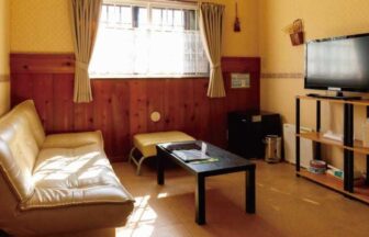 愛犬と泊まれる宿GUZU（滋賀県）の温かみのある客室リビングスペース