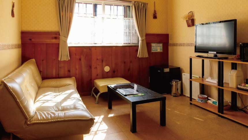 愛犬と泊まれる宿GUZU（滋賀県）の温かみのある客室リビングスペース