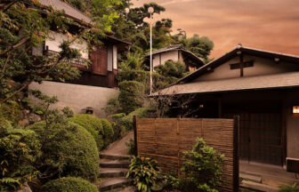 岡山県倉敷市にある犬と泊まれる宿「庭園旅館 備後屋」の外観。夕暮れ時の情緒あふれる数寄屋造りの離れと、手入れの行き届いた日本庭園、石畳の階段が続く風情ある景色｜犬と泊まれる岡山県の宿｜ペット宿ドットコム