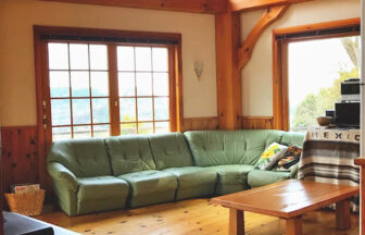 伊豆下田にあるCMILL HOUSE｜木の温もりを感じる落ち着いたリビング