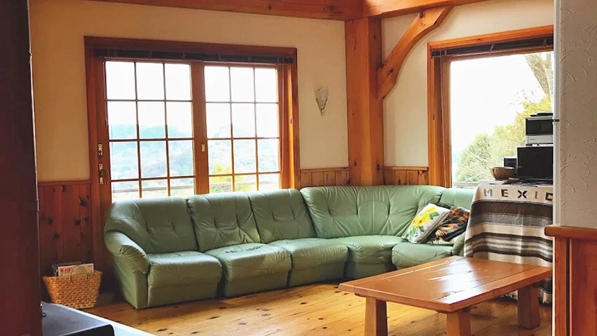 伊豆下田にあるCMILL HOUSE｜木の温もりを感じる落ち着いたリビング